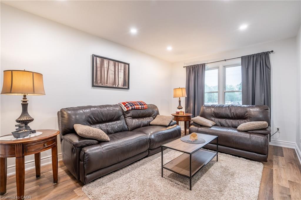 8-596 Grey Street, Brantford, ON - Indoor Photo Showing Living Room