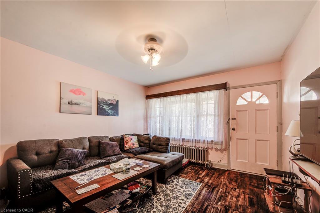 318 Middle Street, Cambridge, ON - Indoor Photo Showing Living Room