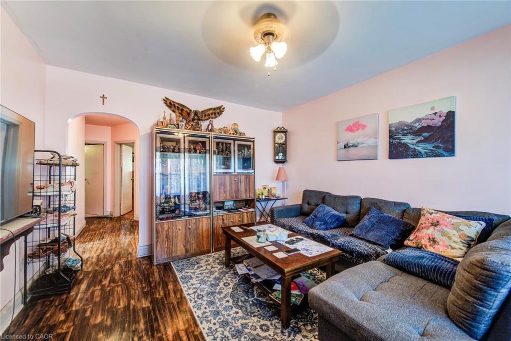 318 Middle Street, Cambridge, ON - Indoor Photo Showing Living Room