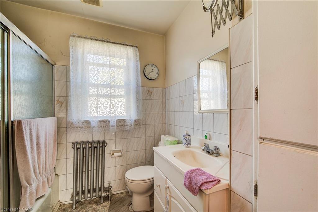 318 Middle Street, Cambridge, ON - Indoor Photo Showing Bathroom