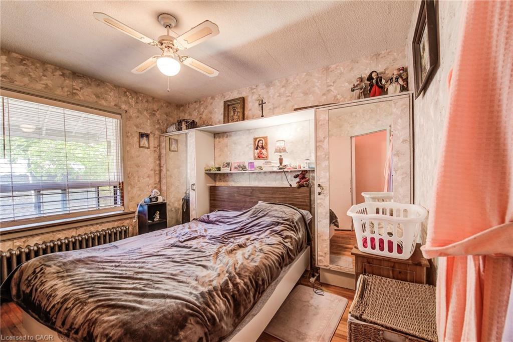 318 Middle Street, Cambridge, ON - Indoor Photo Showing Bedroom