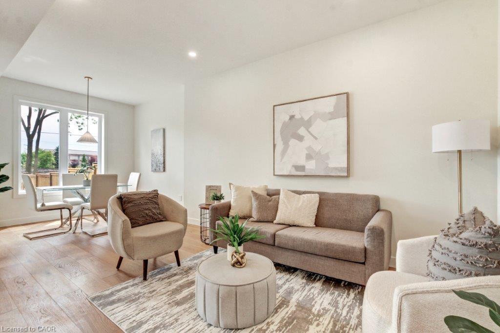 210 William Street, Delhi, ON - Indoor Photo Showing Living Room