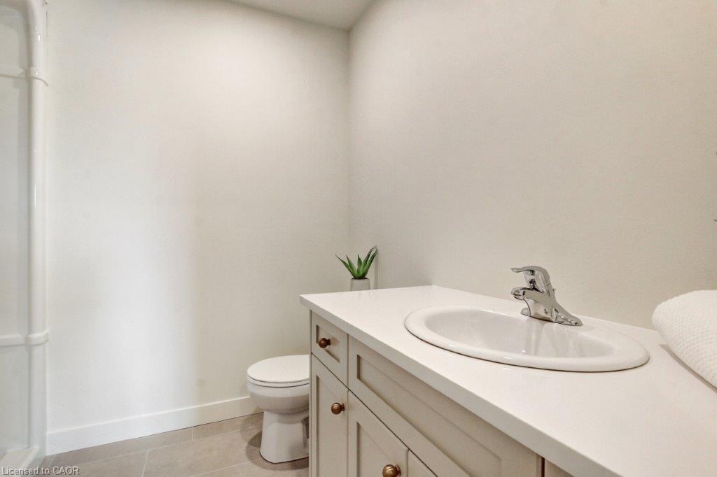 210 William Street, Delhi, ON - Indoor Photo Showing Bathroom