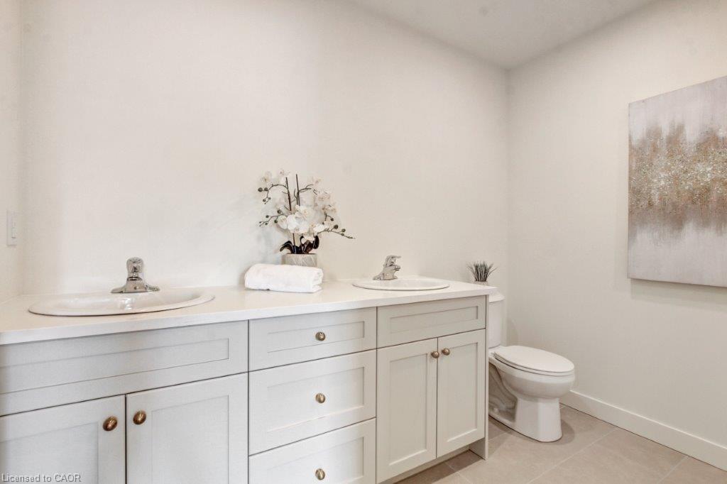 210 William Street, Delhi, ON - Indoor Photo Showing Bathroom