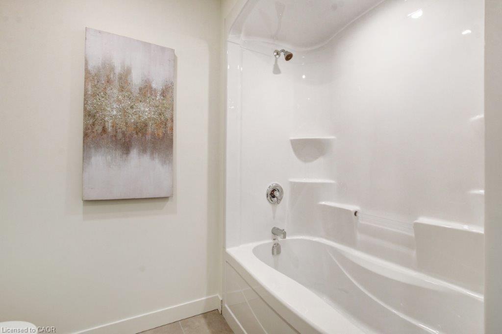 210 William Street, Delhi, ON - Indoor Photo Showing Bathroom