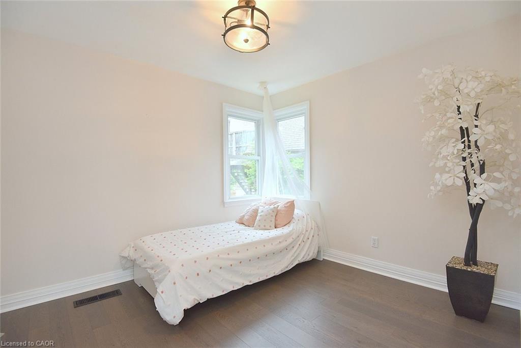45 Dunkirk Drive, Hamilton, ON - Indoor Photo Showing Bedroom