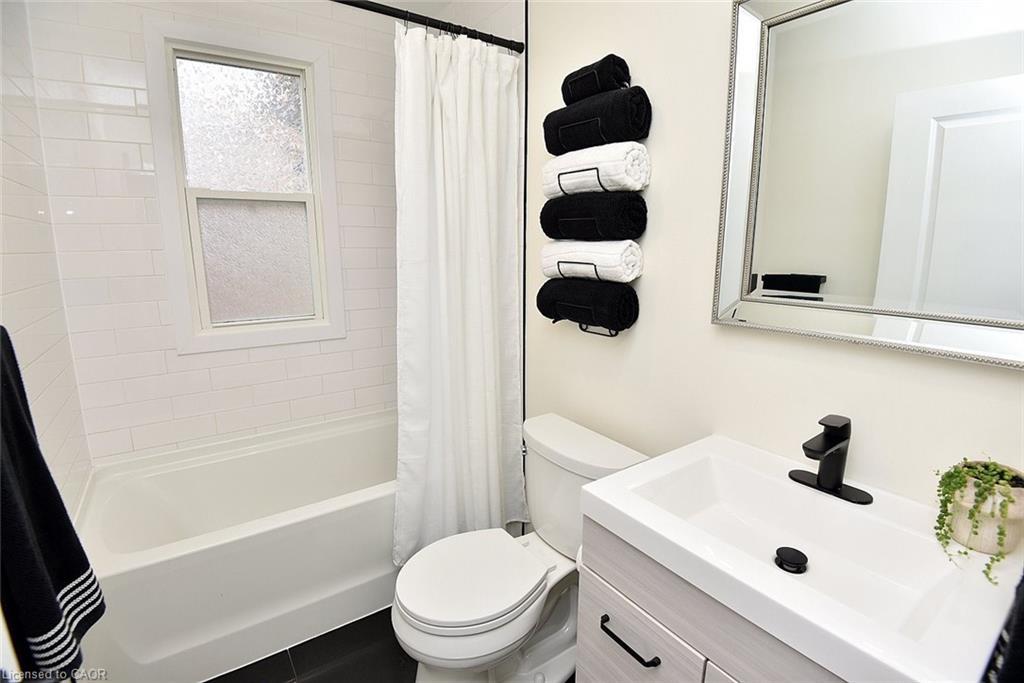 45 Dunkirk Drive, Hamilton, ON - Indoor Photo Showing Bathroom