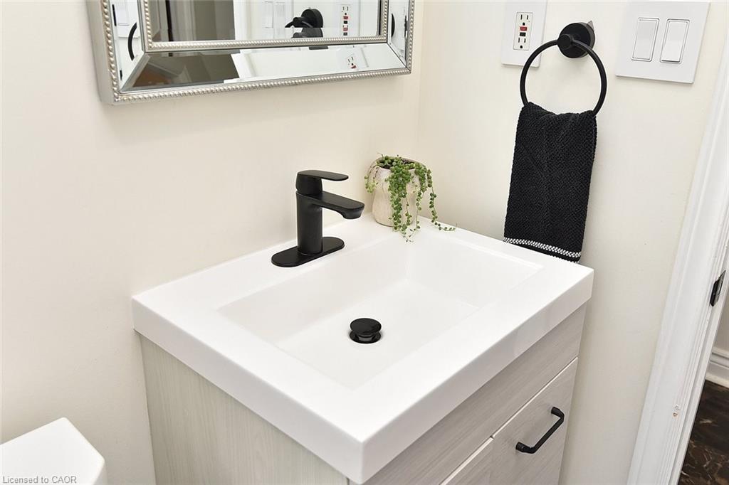 45 Dunkirk Drive, Hamilton, ON - Indoor Photo Showing Bathroom