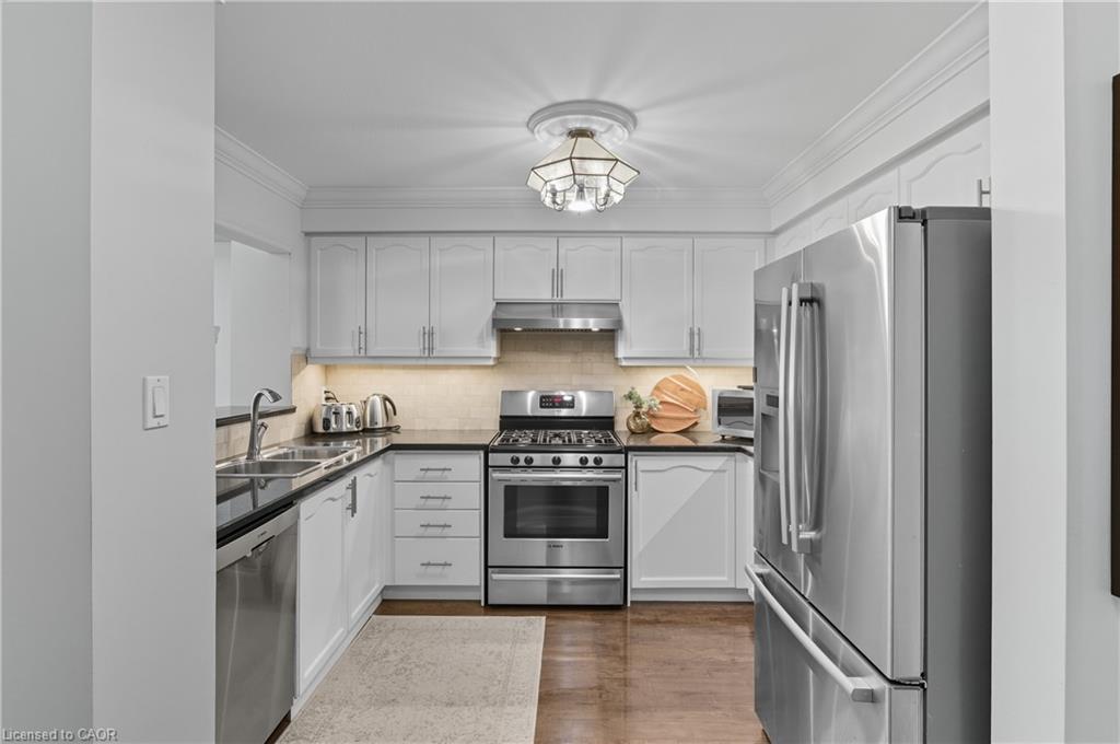 8-5555 Prince William Drive, Burlington, ON - Indoor Photo Showing Kitchen With Upgraded Kitchen