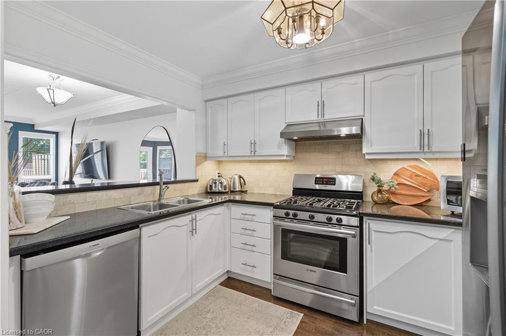 8-5555 Prince William Drive, Burlington, ON - Indoor Photo Showing Kitchen With Double Sink