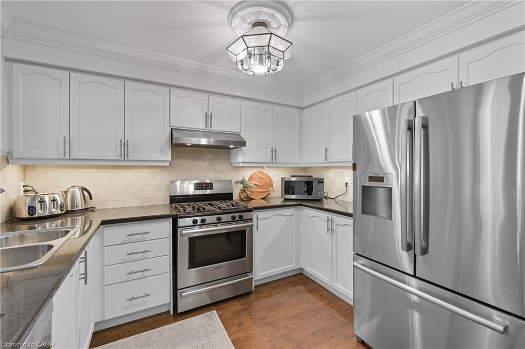 8-5555 Prince William Drive, Burlington, ON - Indoor Photo Showing Kitchen With Double Sink