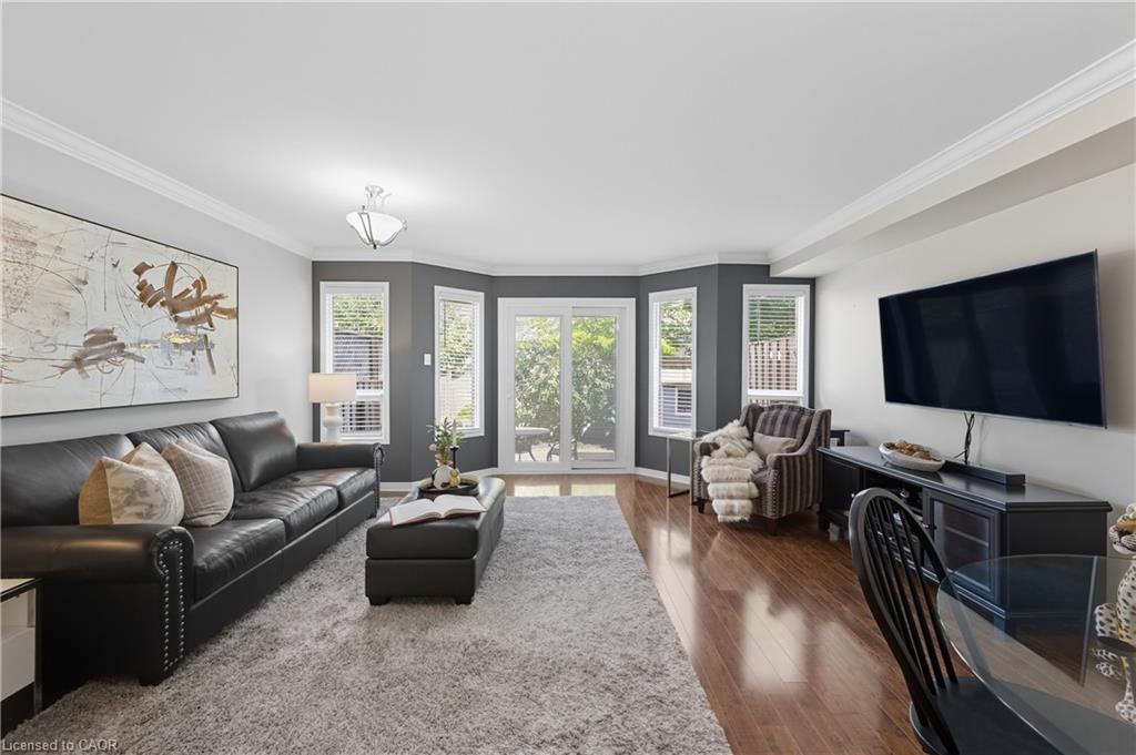 8-5555 Prince William Drive, Burlington, ON - Indoor Photo Showing Living Room