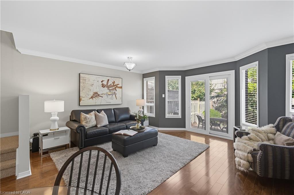 8-5555 Prince William Drive, Burlington, ON - Indoor Photo Showing Living Room
