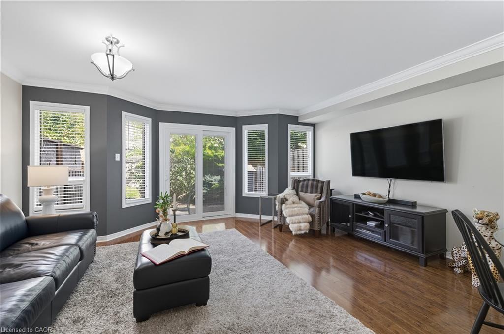 8-5555 Prince William Drive, Burlington, ON - Indoor Photo Showing Living Room