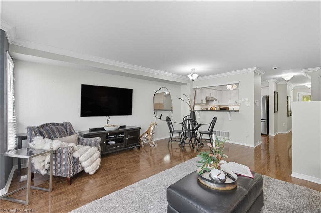 8-5555 Prince William Drive, Burlington, ON - Indoor Photo Showing Living Room