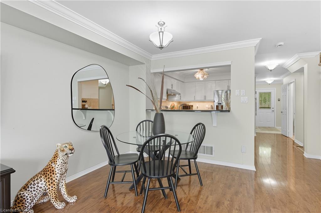 8-5555 Prince William Drive, Burlington, ON - Indoor Photo Showing Dining Room