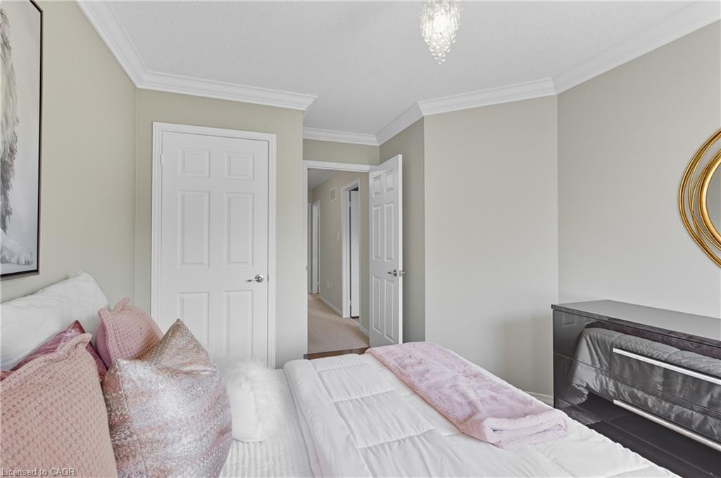 8-5555 Prince William Drive, Burlington, ON - Indoor Photo Showing Bedroom