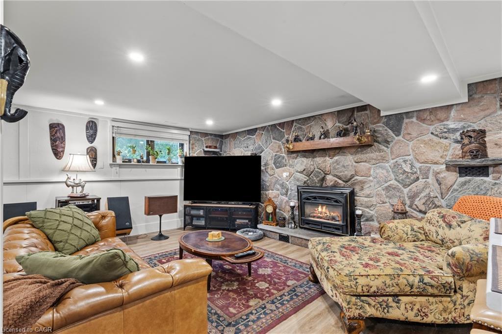 4252 William Street, Lincoln, ON - Indoor Photo Showing Living Room With Fireplace