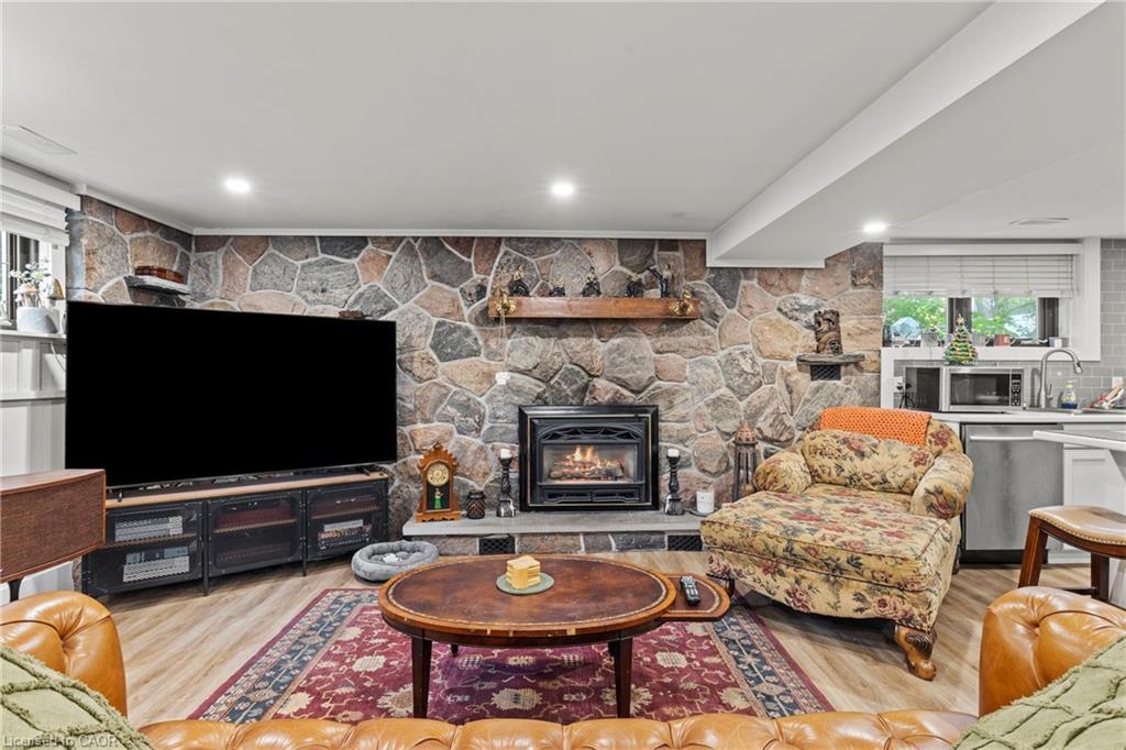 4252 William Street, Lincoln, ON - Indoor Photo Showing Living Room With Fireplace