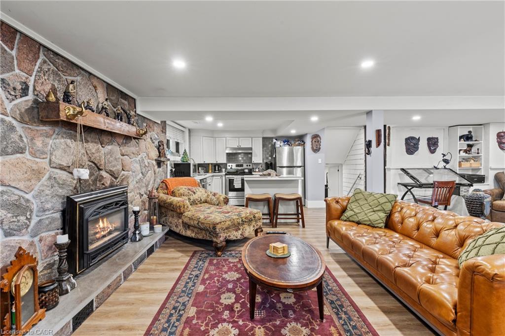 4252 William Street, Lincoln, ON - Indoor Photo Showing Living Room With Fireplace