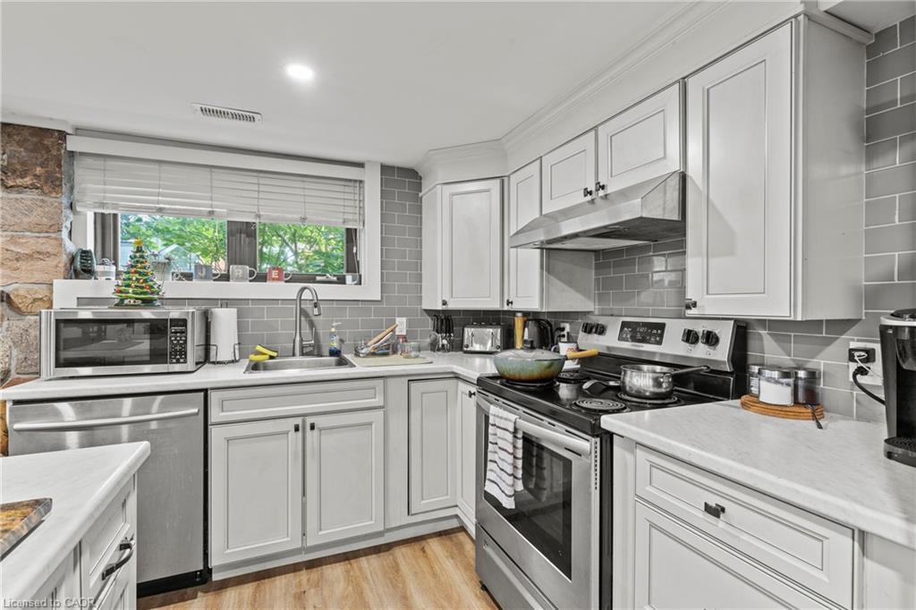 4252 William Street, Lincoln, ON - Indoor Photo Showing Kitchen With Stainless Steel Kitchen