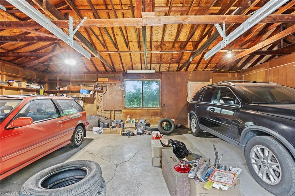 4252 William Street, Lincoln, ON - Indoor Photo Showing Garage