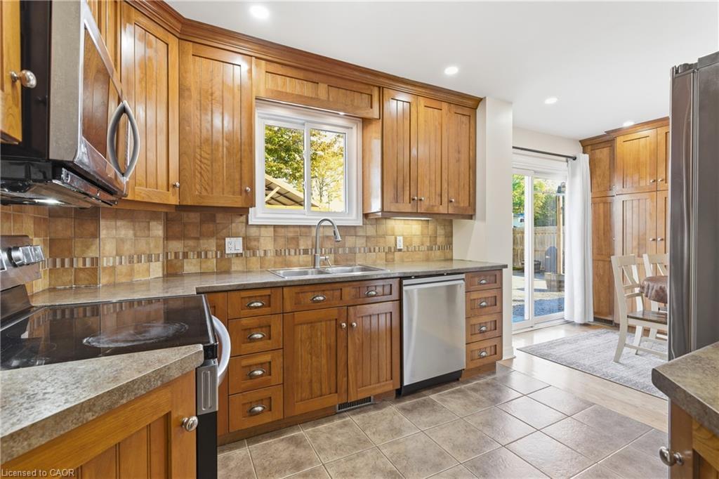 23 Glengrove Avenue, Grimsby, ON - Indoor Photo Showing Kitchen With Double Sink