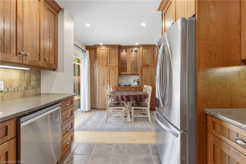 23 Glengrove Avenue, Grimsby, ON - Indoor Photo Showing Kitchen