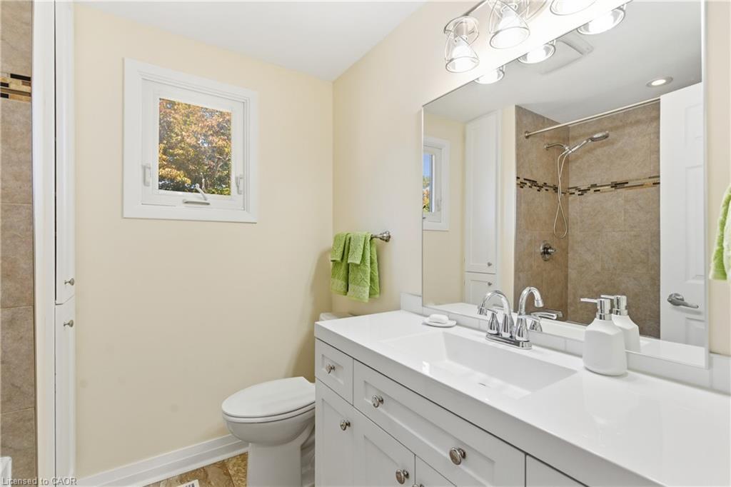23 Glengrove Avenue, Grimsby, ON - Indoor Photo Showing Bathroom