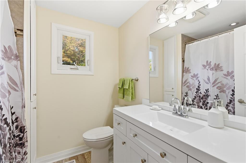 23 Glengrove Avenue, Grimsby, ON - Indoor Photo Showing Bathroom