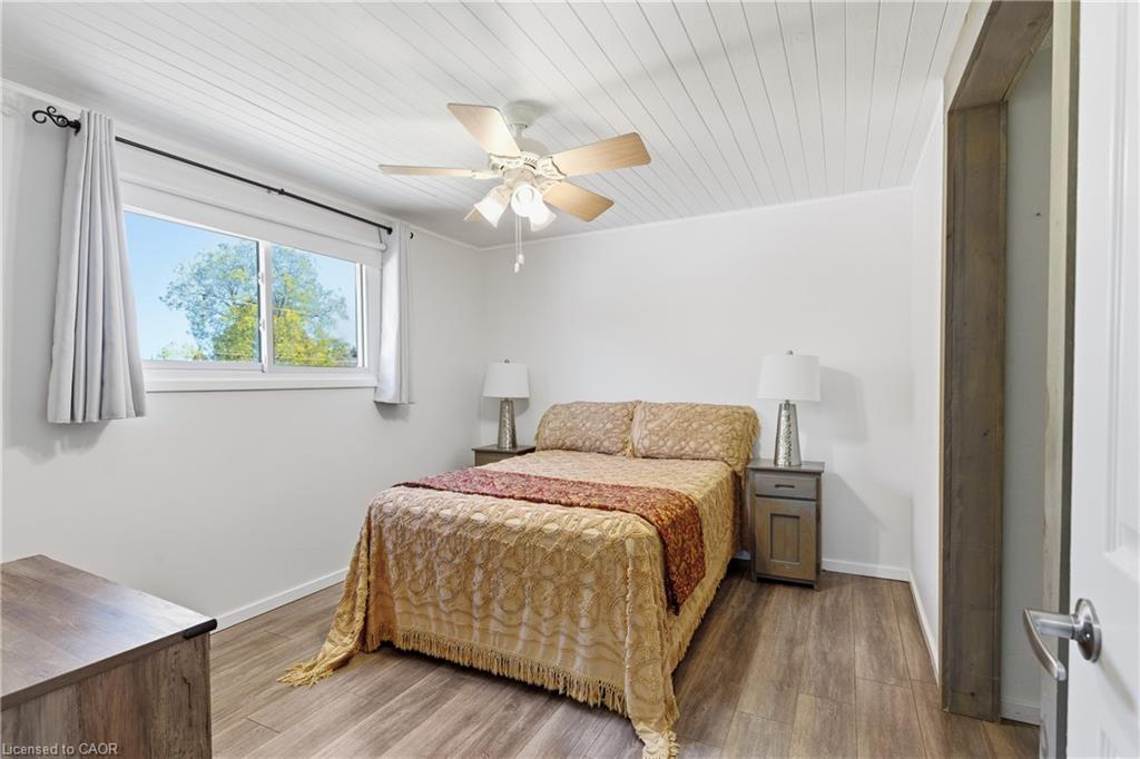 23 Glengrove Avenue, Grimsby, ON - Indoor Photo Showing Bedroom