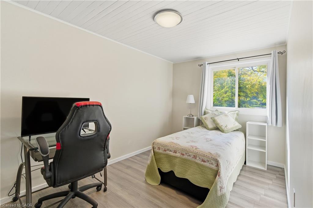 23 Glengrove Avenue, Grimsby, ON - Indoor Photo Showing Bedroom