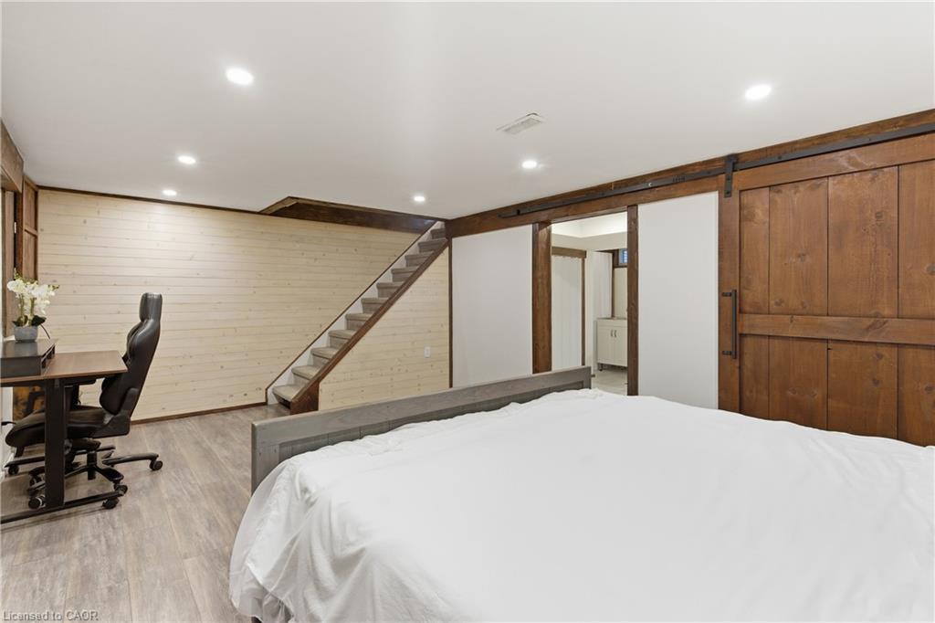 23 Glengrove Avenue, Grimsby, ON - Indoor Photo Showing Bedroom