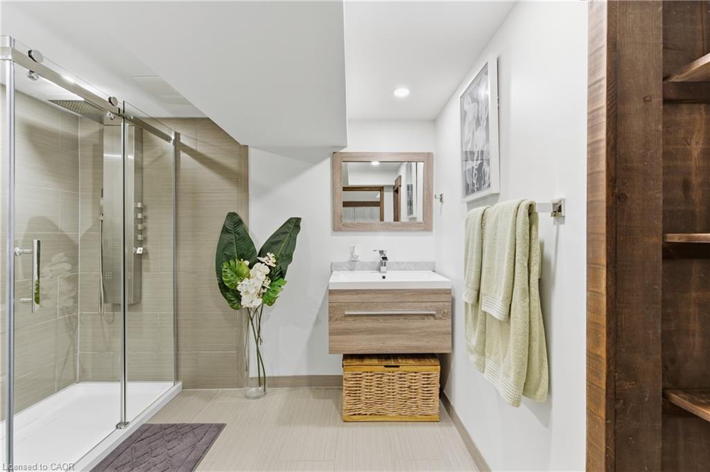 23 Glengrove Avenue, Grimsby, ON - Indoor Photo Showing Bathroom