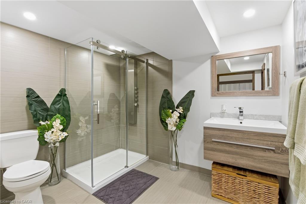 23 Glengrove Avenue, Grimsby, ON - Indoor Photo Showing Bathroom