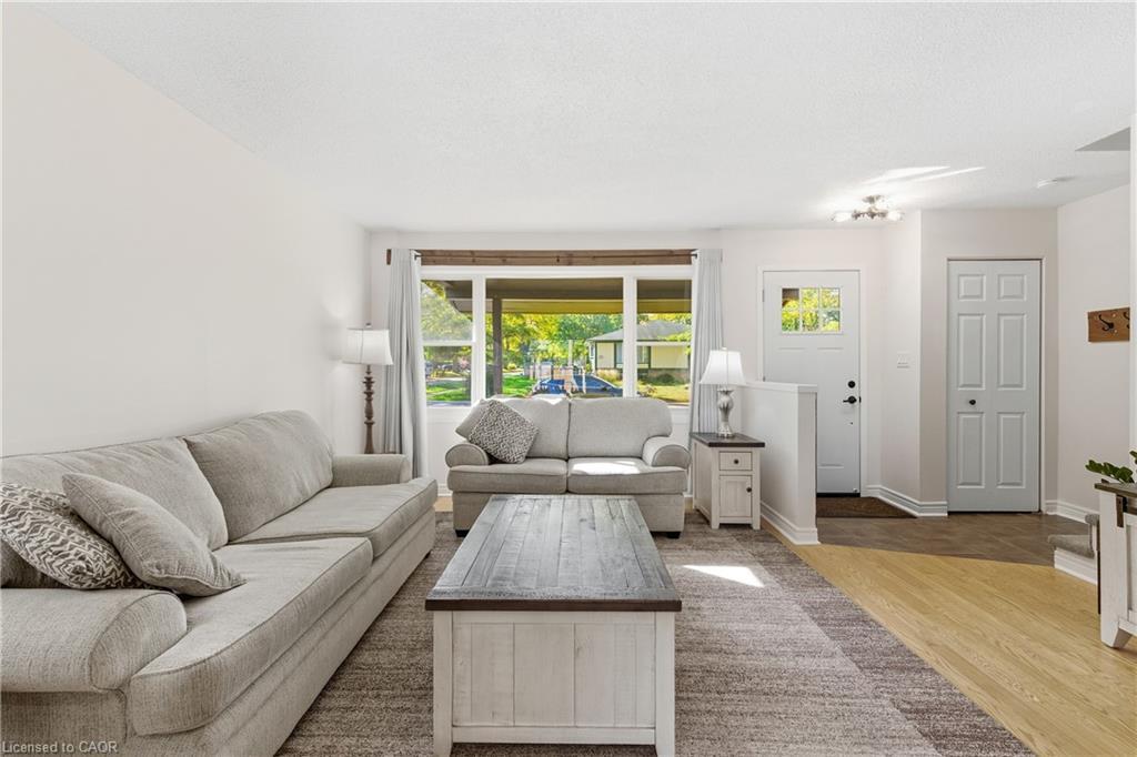 23 Glengrove Avenue, Grimsby, ON - Indoor Photo Showing Living Room