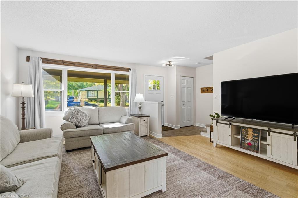 23 Glengrove Avenue, Grimsby, ON - Indoor Photo Showing Living Room