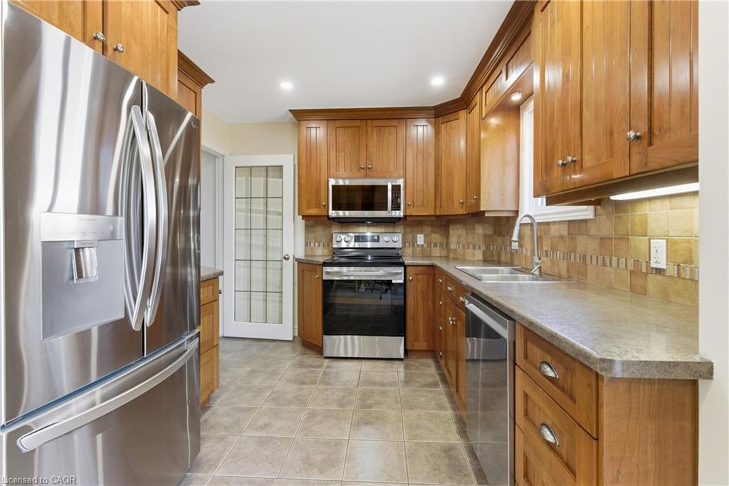 23 Glengrove Avenue, Grimsby, ON - Indoor Photo Showing Kitchen With Double Sink
