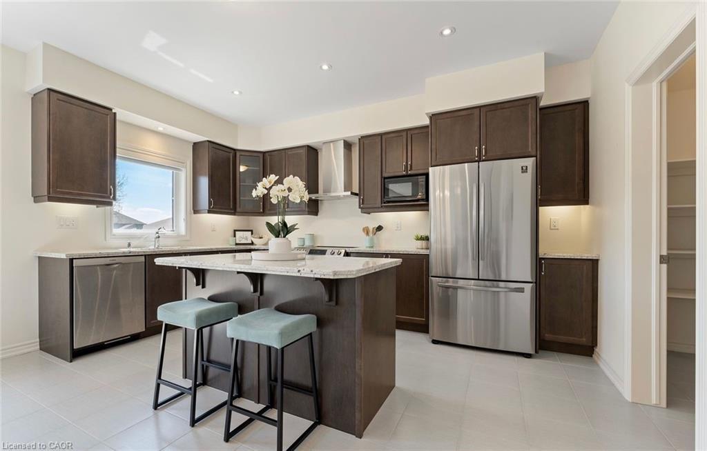 30 Rowley Street, Brantford, ON - Indoor Photo Showing Kitchen With Upgraded Kitchen