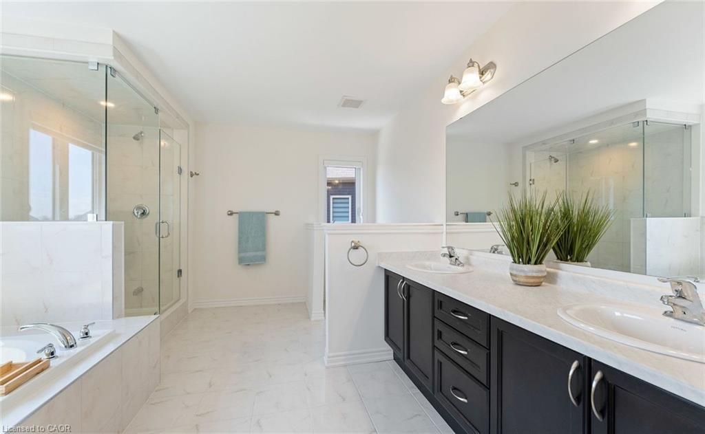 30 Rowley Street, Brantford, ON - Indoor Photo Showing Bathroom