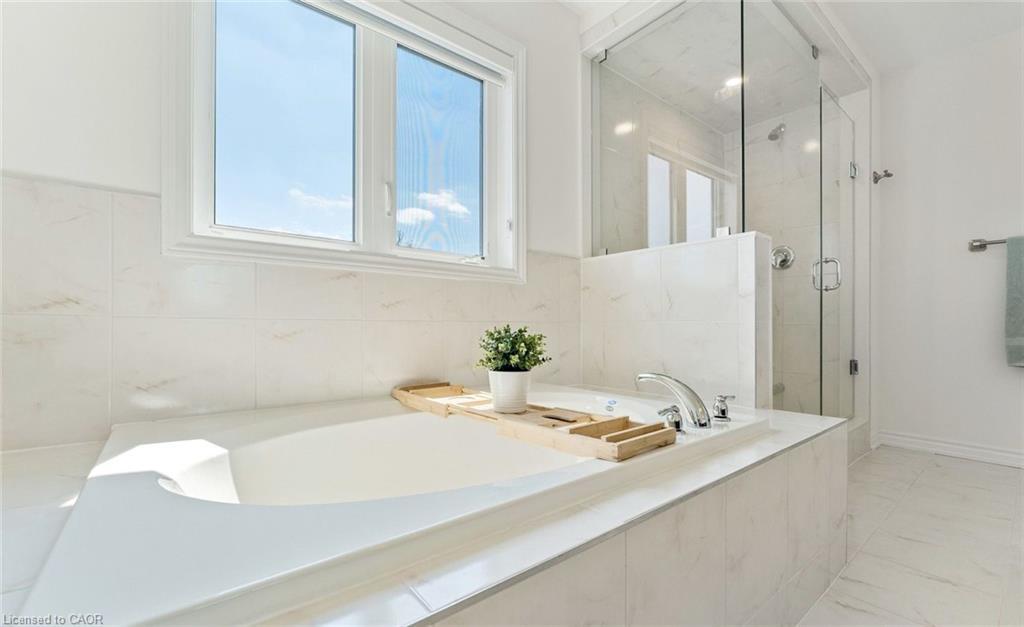 30 Rowley Street, Brantford, ON - Indoor Photo Showing Bathroom