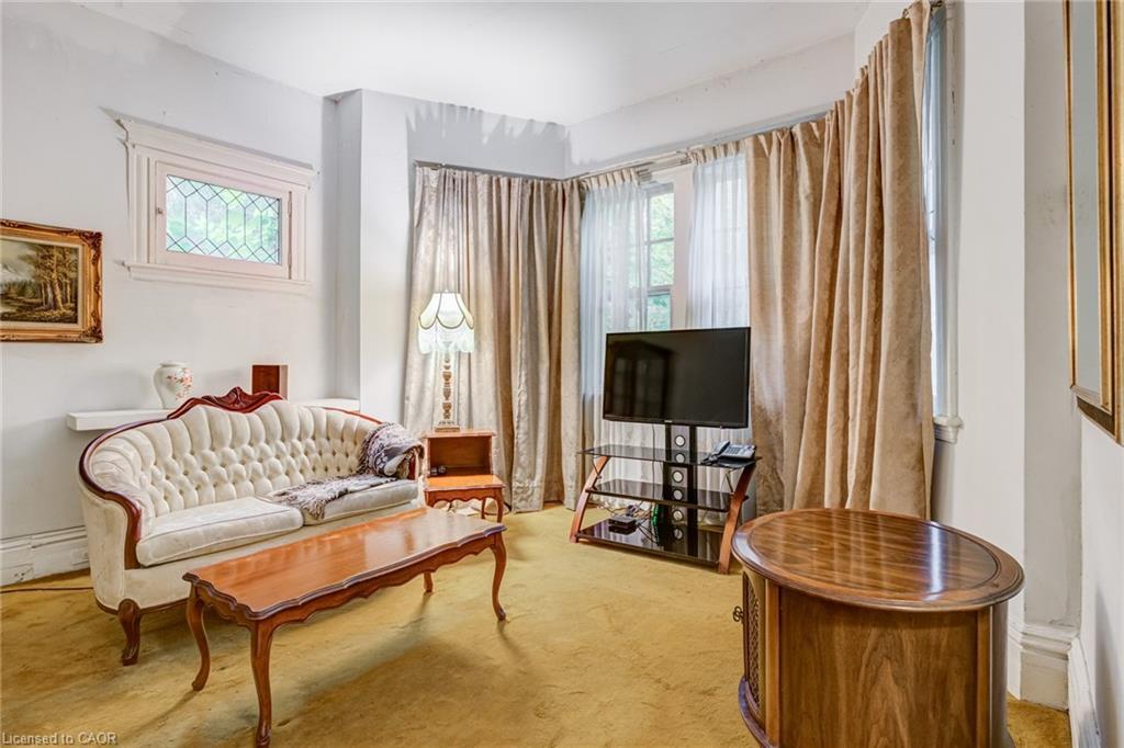 99 Blake Street, Hamilton, ON - Indoor Photo Showing Living Room