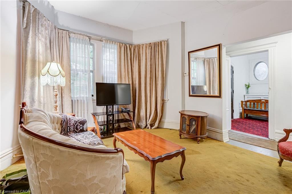 99 Blake Street, Hamilton, ON - Indoor Photo Showing Living Room
