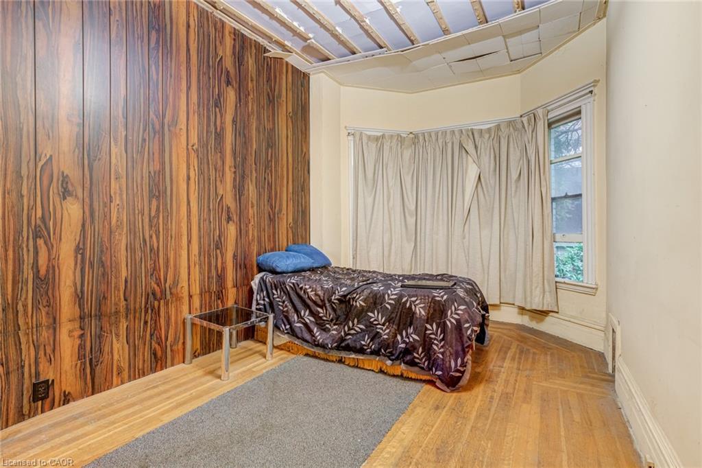 99 Blake Street, Hamilton, ON - Indoor Photo Showing Bedroom