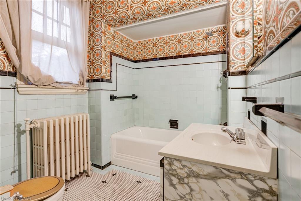 99 Blake Street, Hamilton, ON - Indoor Photo Showing Bathroom