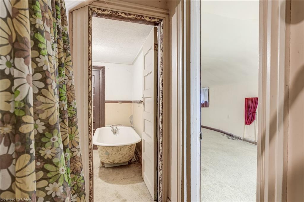 99 Blake Street, Hamilton, ON - Indoor Photo Showing Bathroom