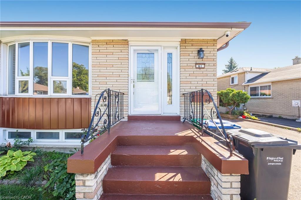 61 Avondale Boulevard, Brampton, ON - Outdoor With Exterior