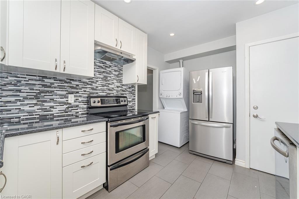 61 Avondale Boulevard, Brampton, ON - Indoor Photo Showing Kitchen