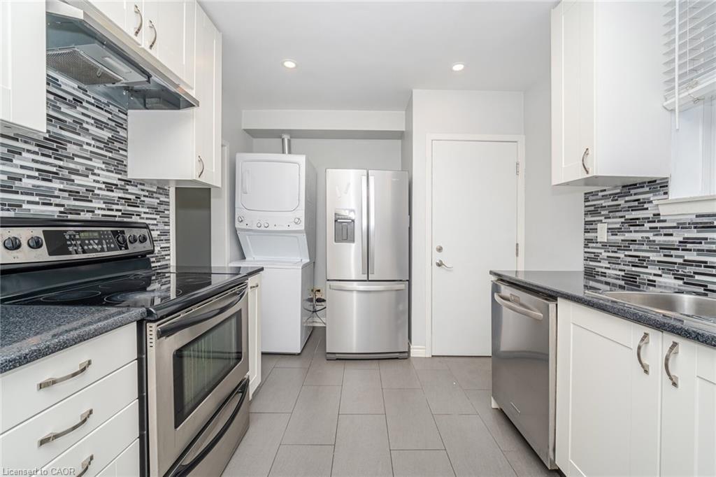 61 Avondale Boulevard, Brampton, ON - Indoor Photo Showing Kitchen With Upgraded Kitchen
