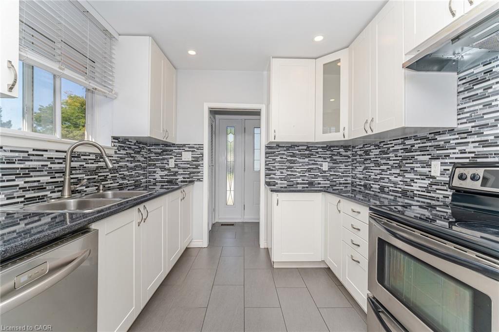 61 Avondale Boulevard, Brampton, ON - Indoor Photo Showing Kitchen With Double Sink With Upgraded Kitchen